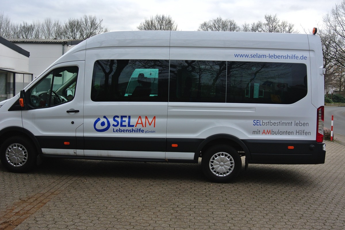 Auf dem 1. Bild sieht man einen Kleinbus vom Fahrdienst der SELAM-Lebenshilfe, der vor der Tagesförderstätte parkt.